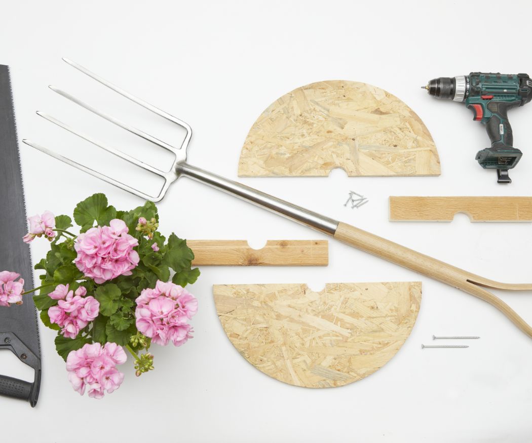 2022-geraniums-2020-diy-garden-bar-table-with-spade-fork-01