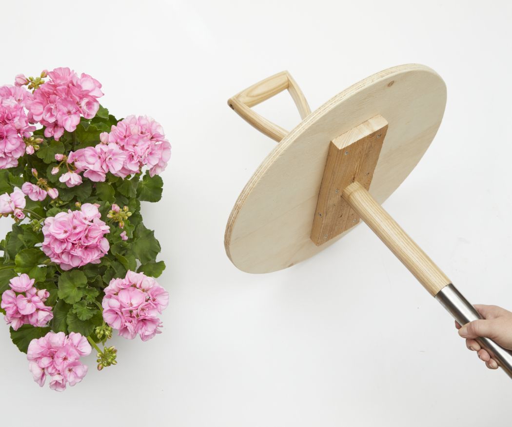 2022-geraniums-2020-diy-garden-bar-table-with-spade-fork-02