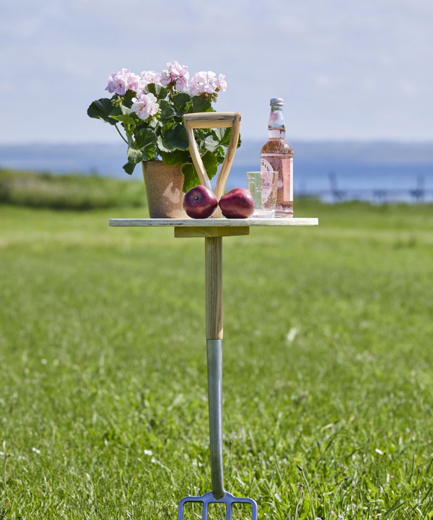 2022-geraniums-2020-diy-garden-bar-table-with-spade-fork-04