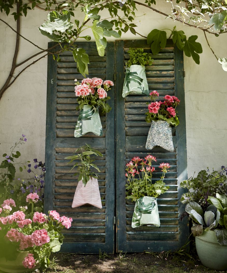 2021-geraniums-1030-diy-vertical-garden-with-shutters-02-1