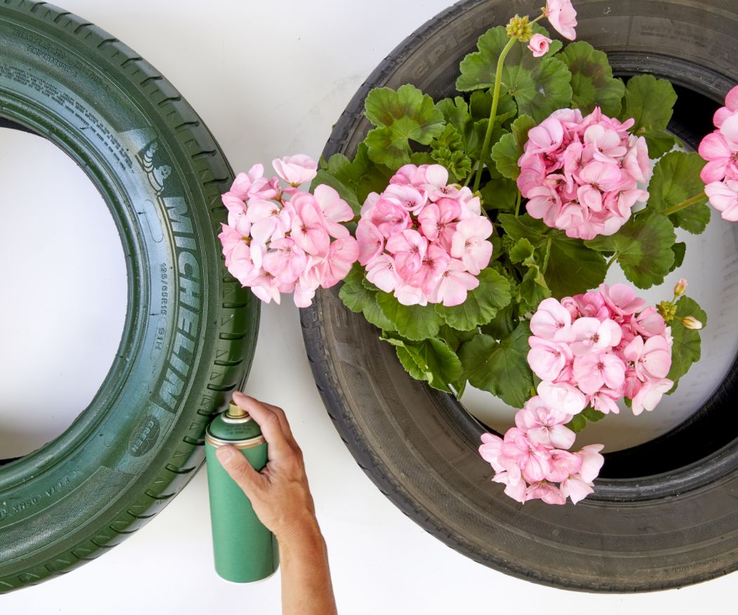 2021-geraniums-4040-diy-tyre-planter-02