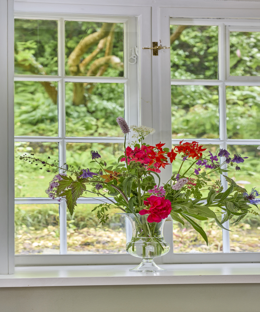 Floral centrepieces using cut geraniums. Inspiration for bouquets and craft projects