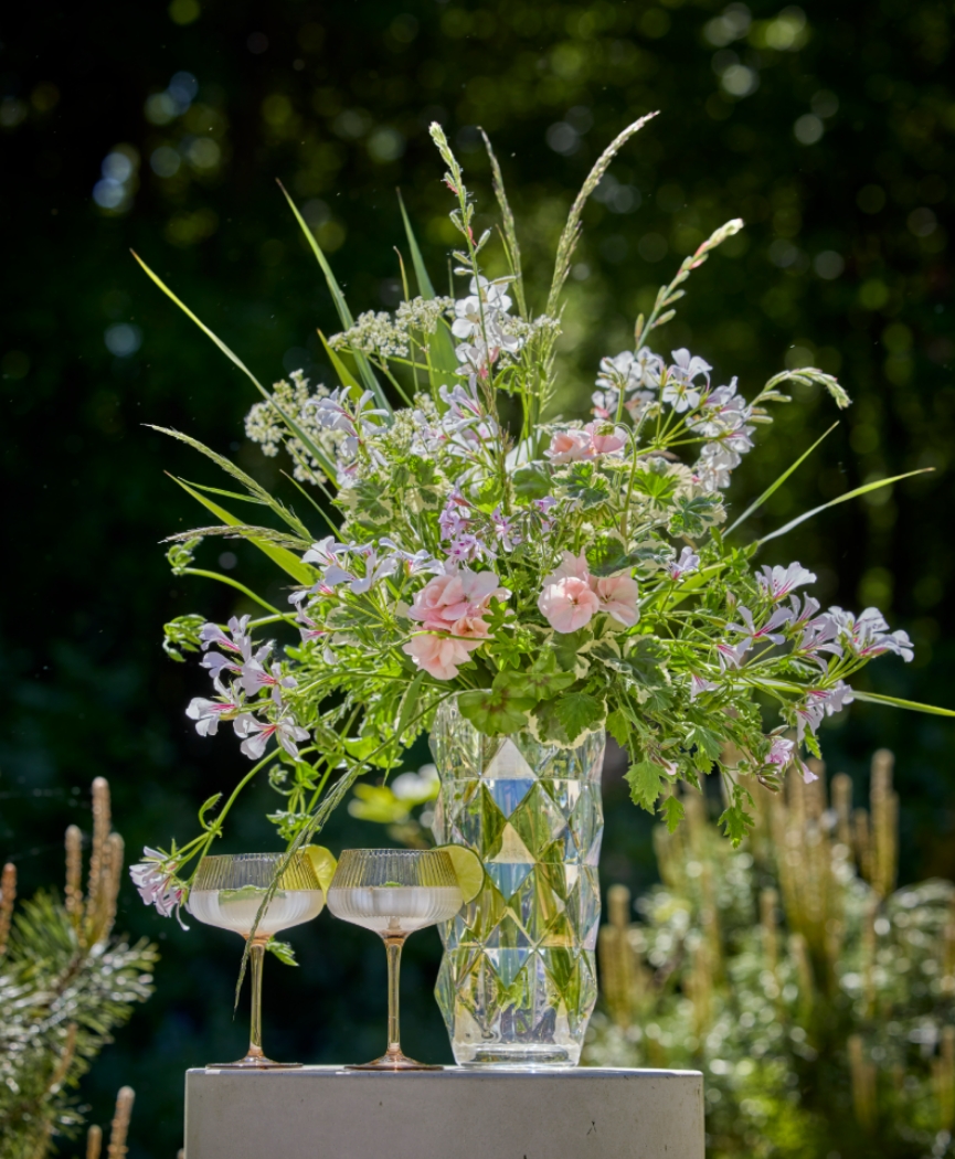 Decorating with flowers: 5 casual arrangements using geraniums (2026)